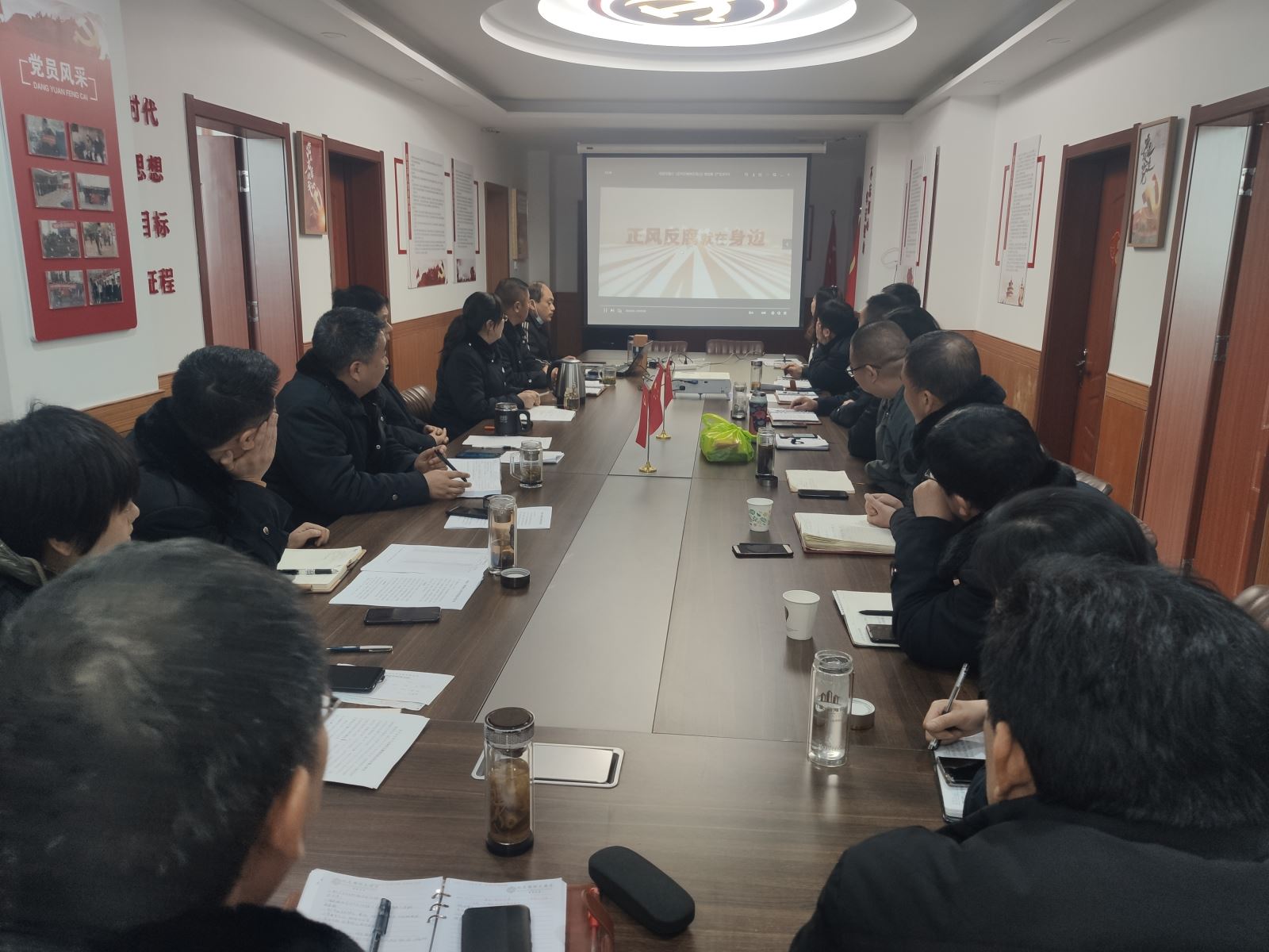 以警示教育助推黨風(fēng)廉政建設(shè) 公交集團(tuán)公交事業(yè)一部召開領(lǐng)導(dǎo)干部廉政警示教育會